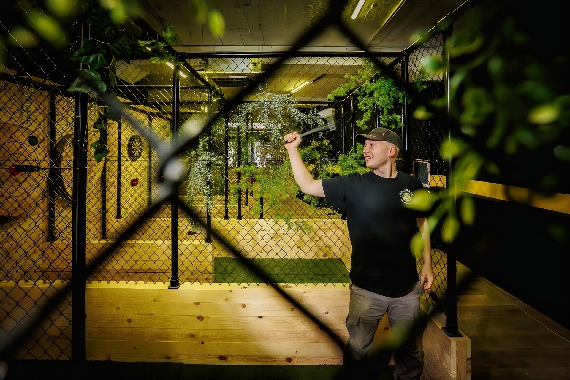 Man die een bijl gooit