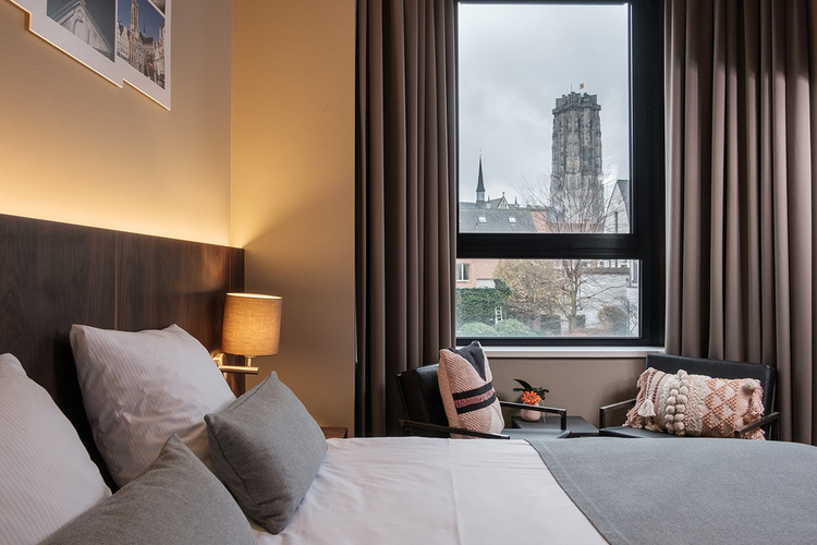 Tweepersoonskamer bij Hotel Elisabeth met uitzicht op de Sint-Romboutstoren
